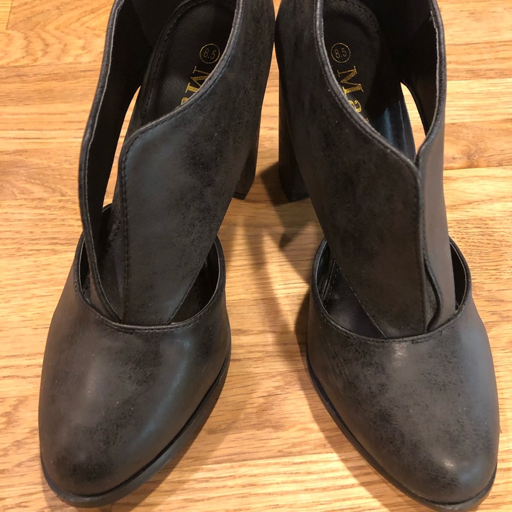 Gorgeous Shoes. Grey/ Black Mata brand shoes